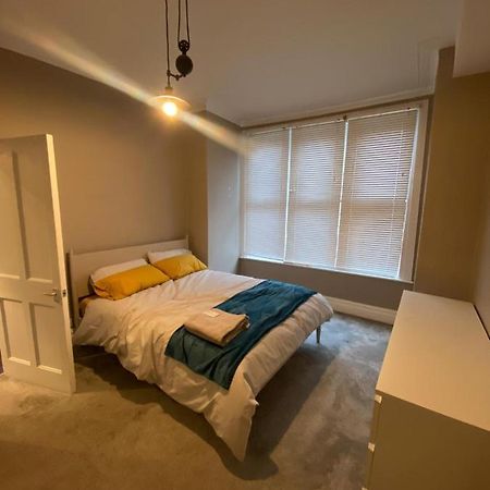 Spacious 2-Bed Apartment Londen Buitenkant foto