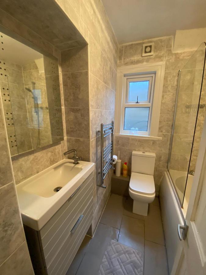 Spacious 2-Bed Apartment Londen Buitenkant foto